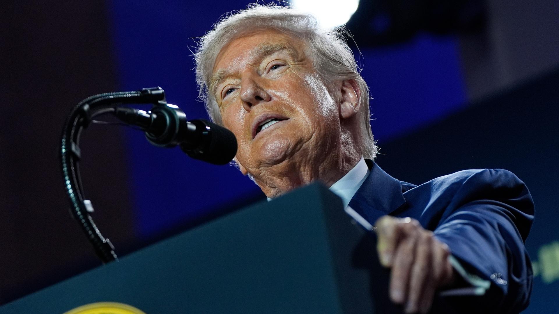  US-Präsident Donald Trump spricht während eines KI-Gipfels im Andrew W. Mellon Auditorium.