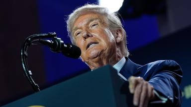  US-Präsident Donald Trump spricht während eines KI-Gipfels im Andrew W. Mellon Auditorium.