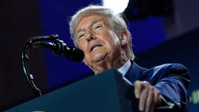  US-Präsident Donald Trump spricht während eines KI-Gipfels im Andrew W. Mellon Auditorium.