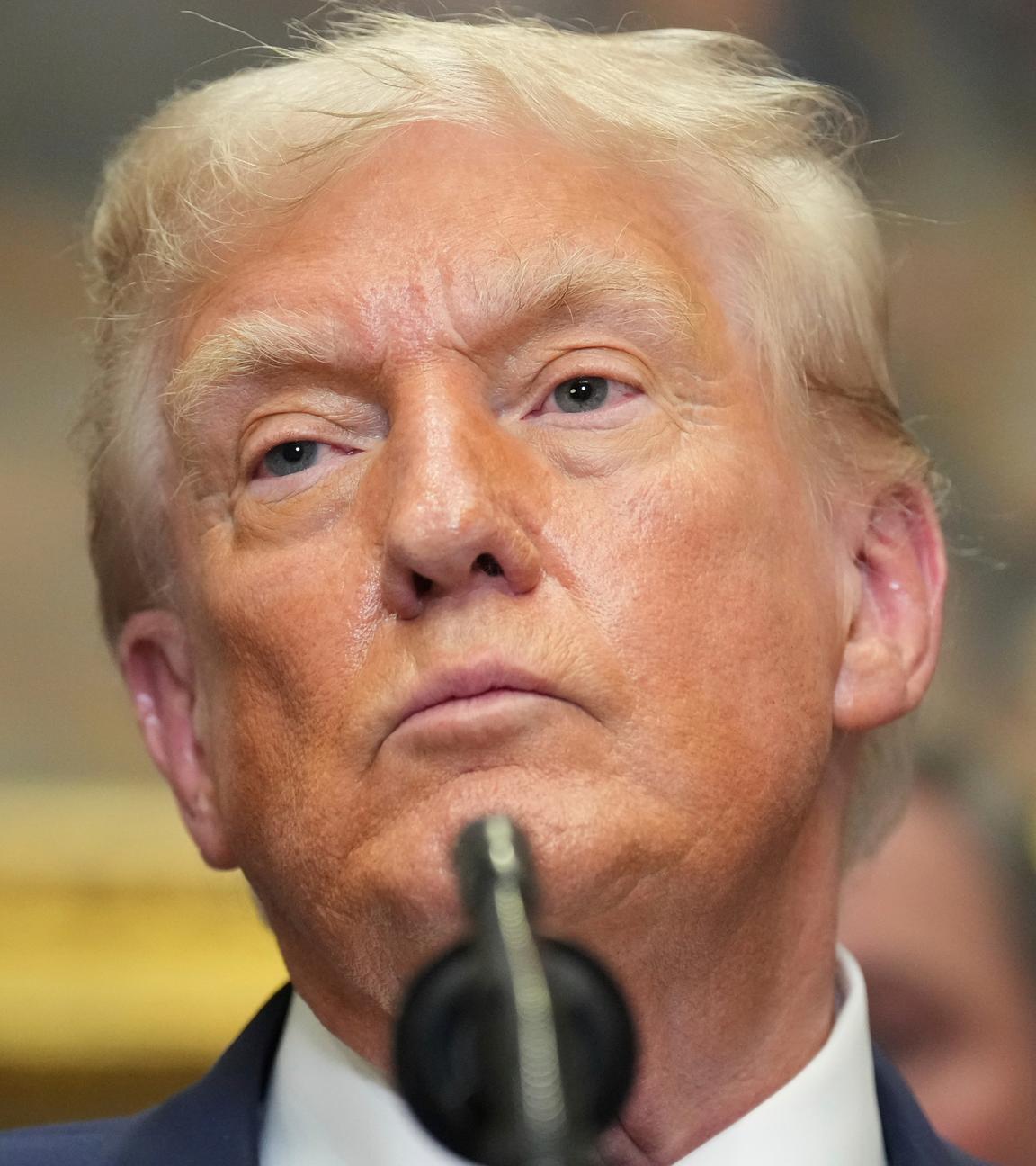 US-Präsident Donald Trump spricht bei einer Veranstaltung im Roosevelt Room im Weißen Haus.