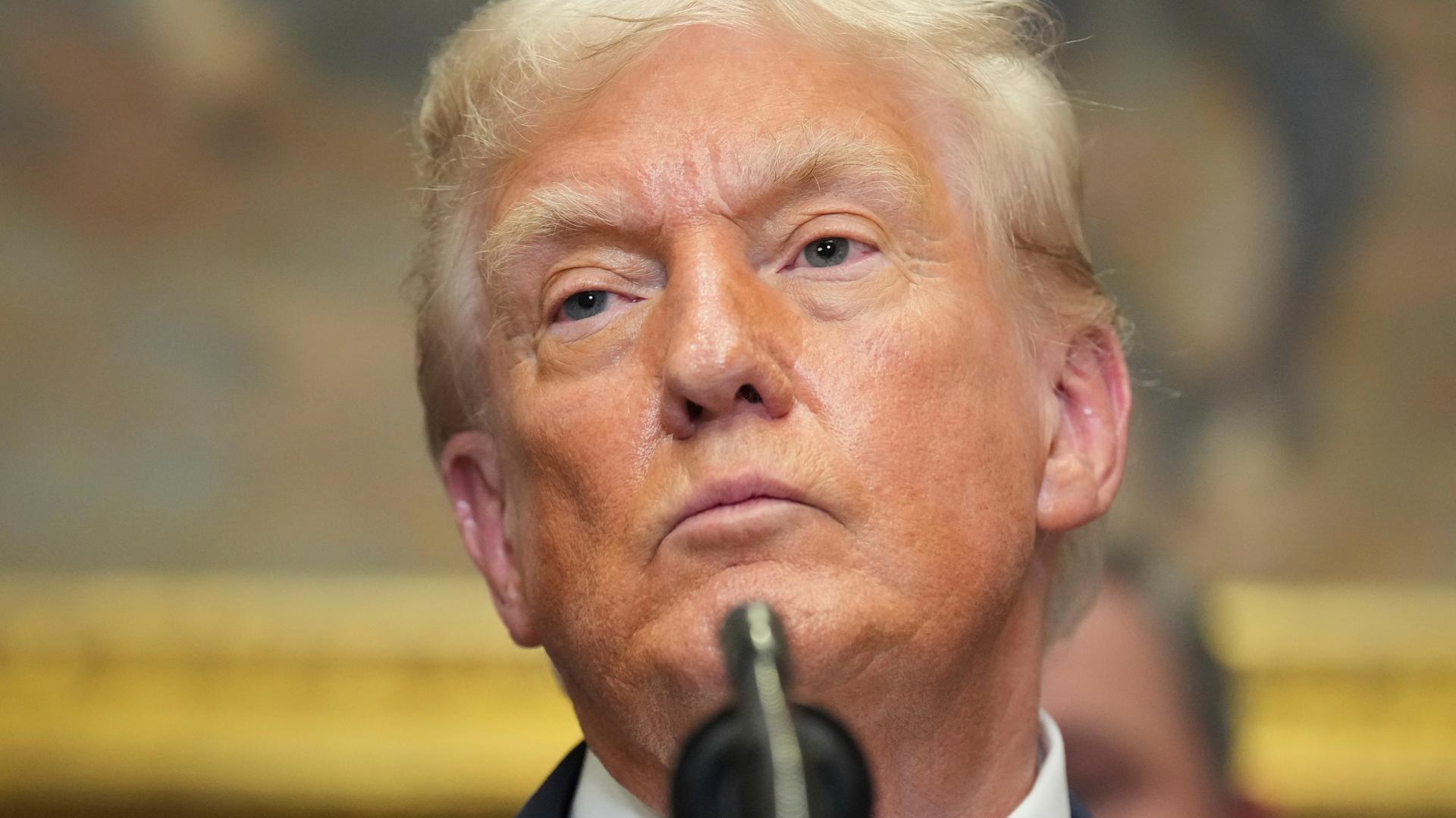 US-Präsident Donald Trump spricht bei einer Veranstaltung im Roosevelt Room im Weißen Haus.