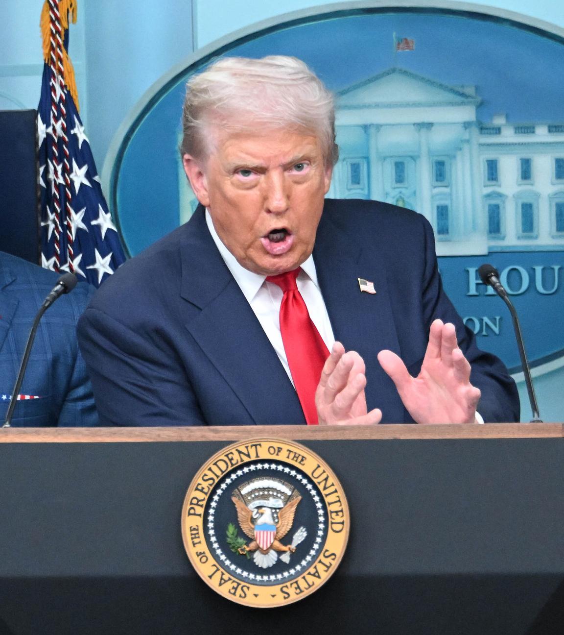 Donald Trump verkündet auf einer PK den Einsatz der Nationalgarde in Washington