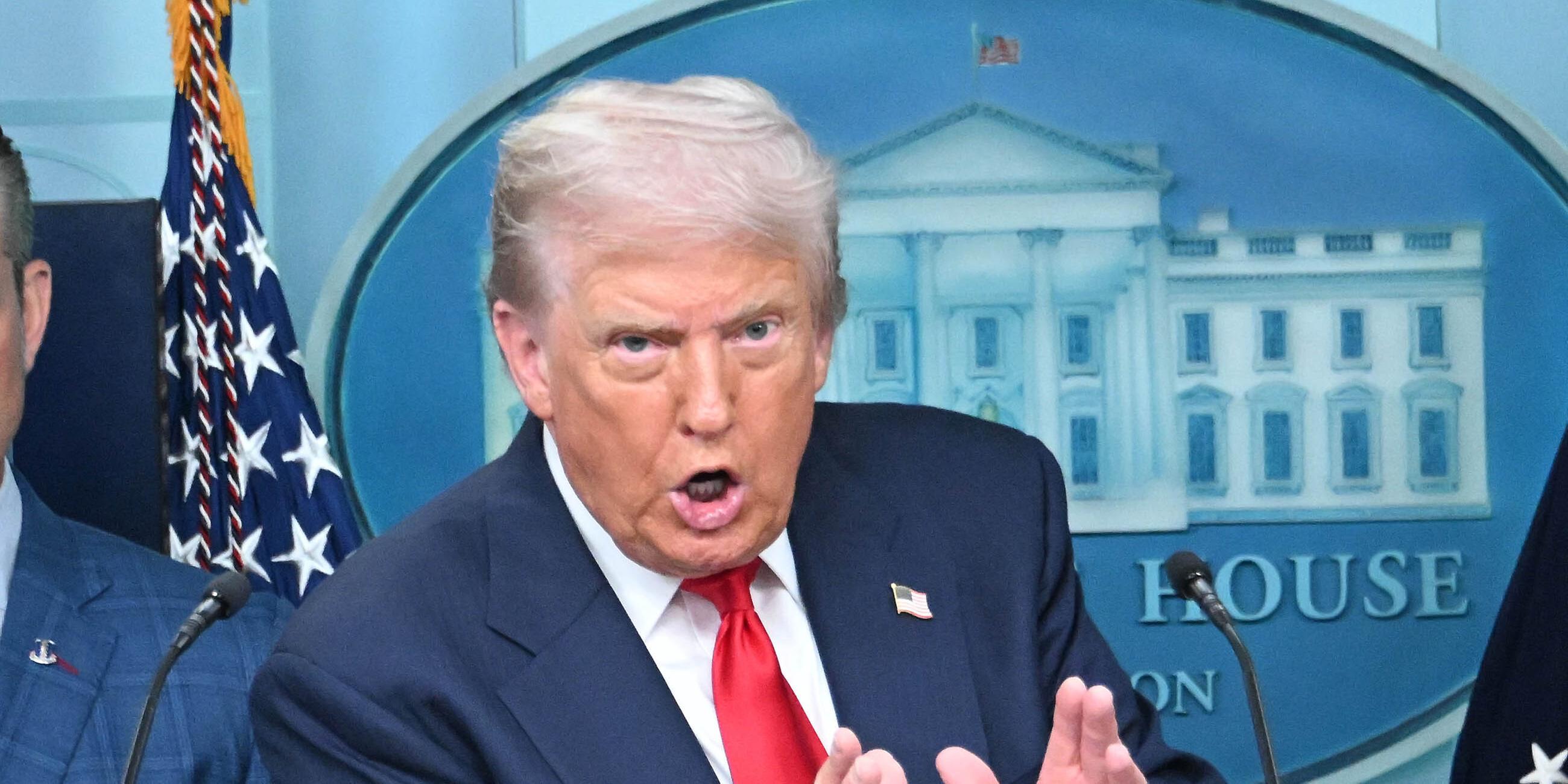 Donald Trump verkündet auf einer PK den Einsatz der Nationalgarde in Washington