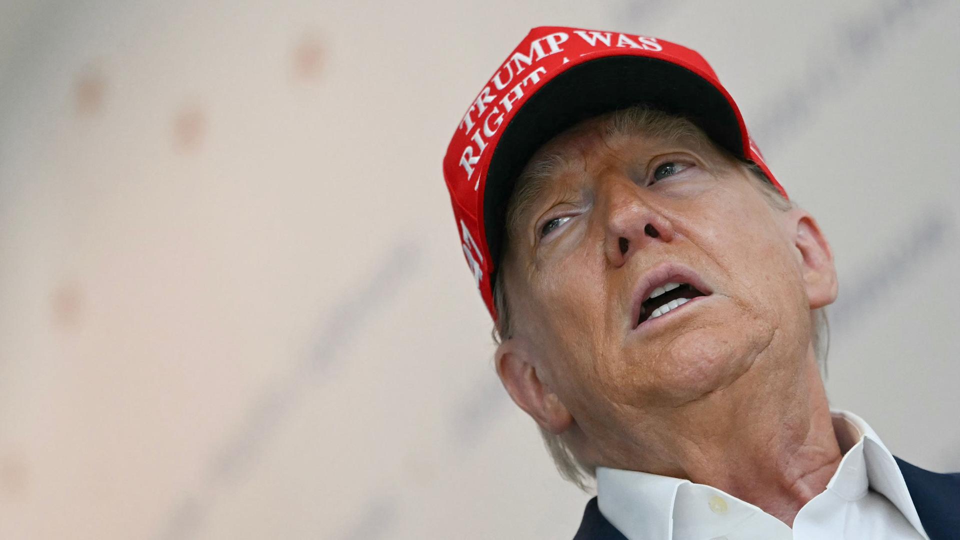 US-Präsident Donald Trump spricht am 22. August 2025 in Washington, D.C., während einer Führung im „The People's House“, einem immersiven Erlebnis im Weißen Haus gegenüber dem Eisenhower Executive Office Building. 