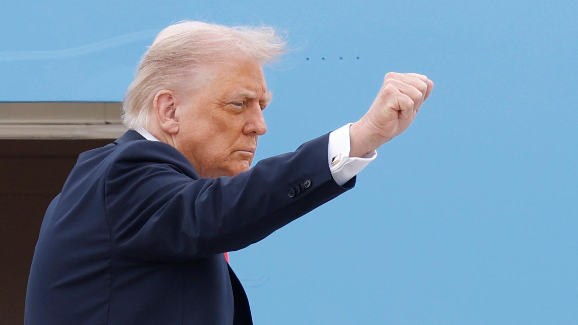 Präsident Donald Trump gestikuliert, als er am 16. 9. 2025, auf der Joint Base Andrews, Maryland, die Air Force One besteigt. 