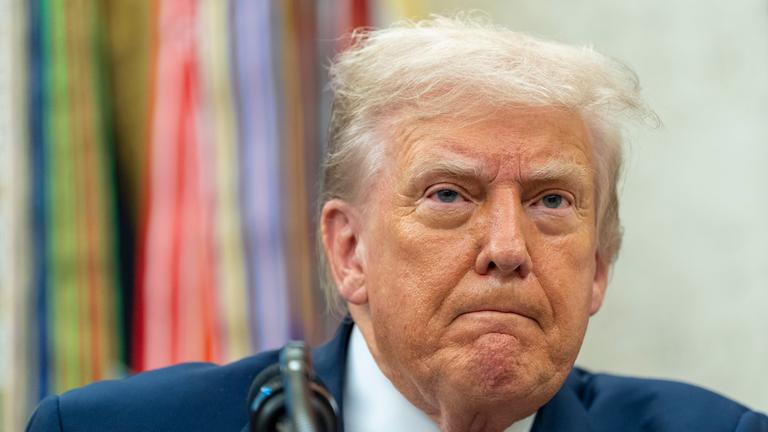 Archiv: US-Präsident Donald Trump am  6. 8. 2025, im Oval Office in Washington