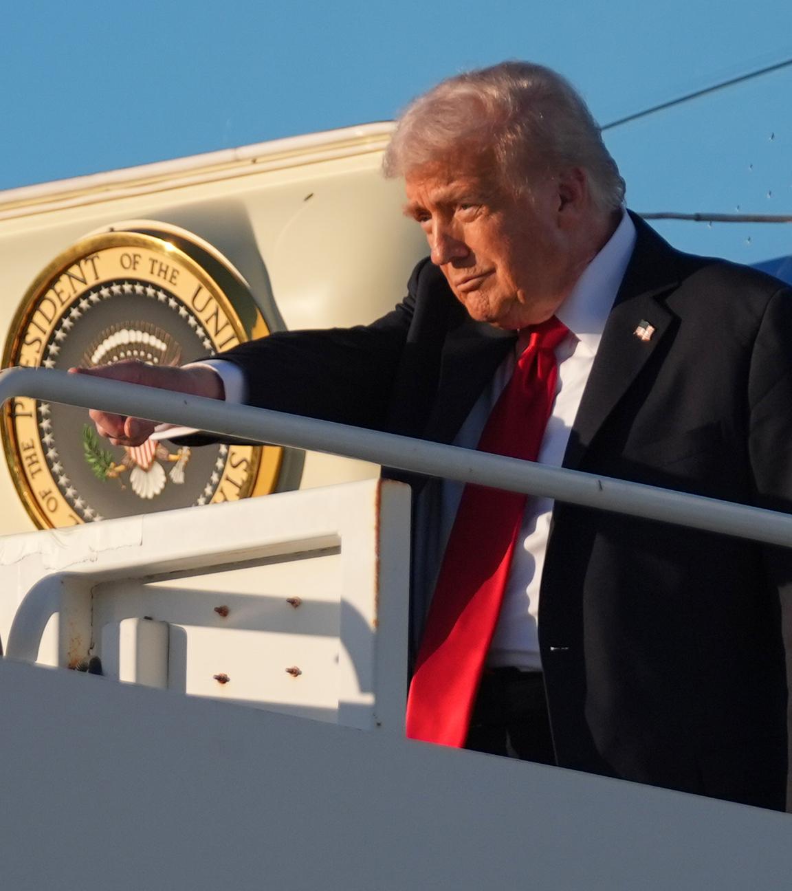 Ein Mann steigt aus einem Flugzeug.