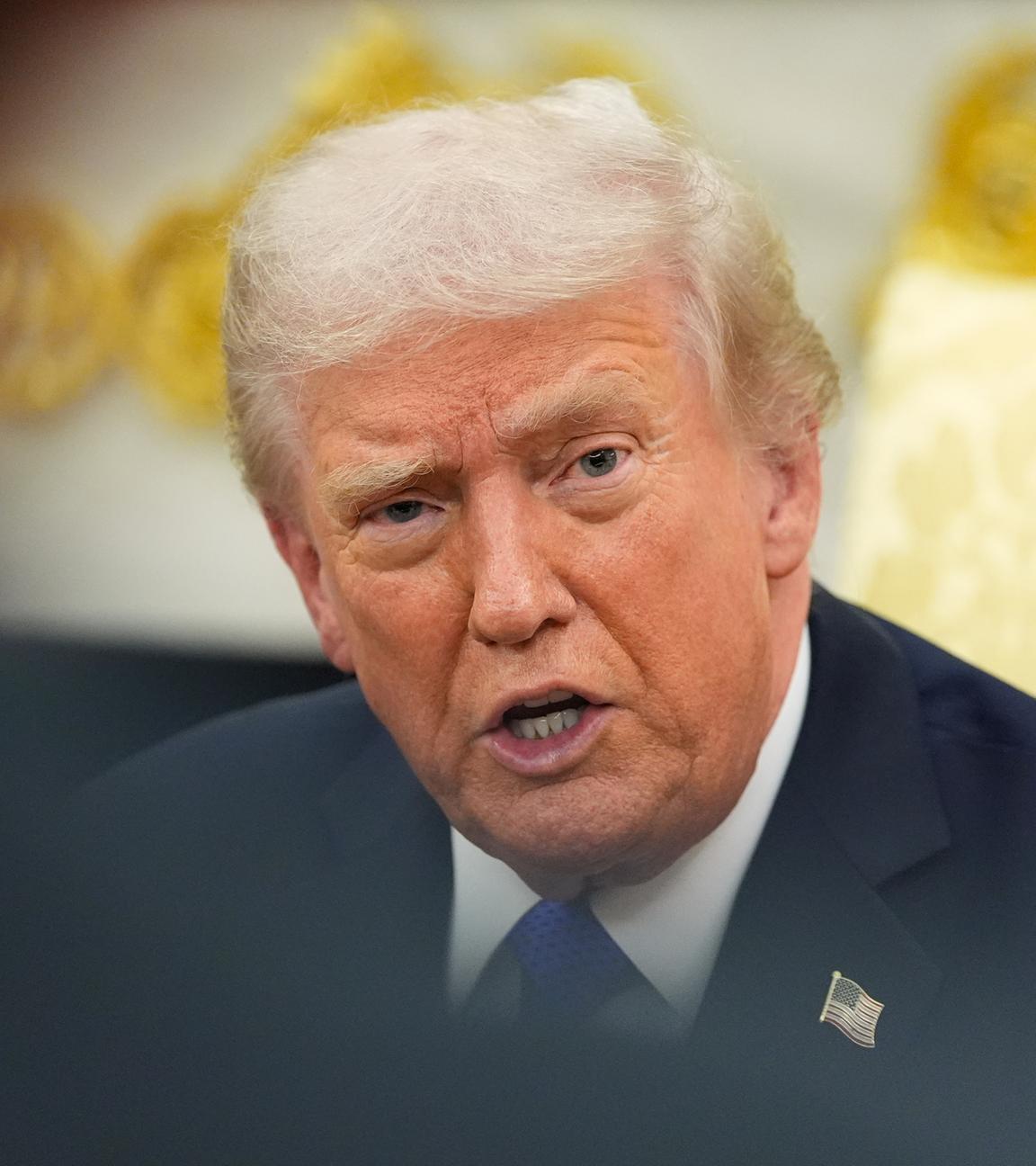 Präsident Donald Trump spricht bei seinem Treffen mit NATO-Generalsekretär Mark Rutte im Oval Office des Weißen Hauses am 22.10.2025, in Washington. 