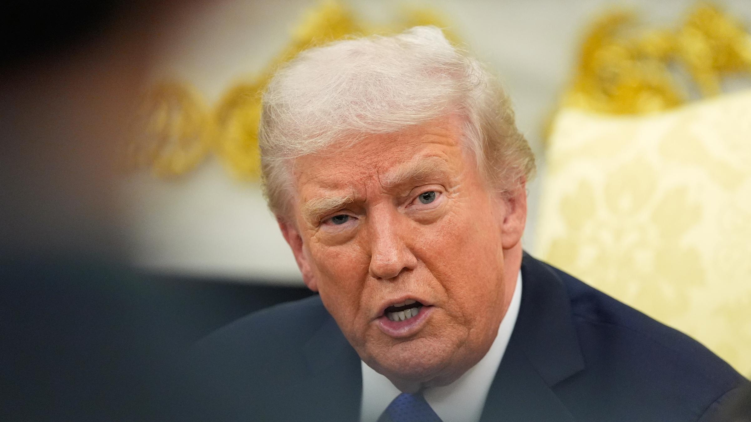 Präsident Donald Trump spricht bei seinem Treffen mit NATO-Generalsekretär Mark Rutte im Oval Office des Weißen Hauses am 22.10.2025, in Washington. 