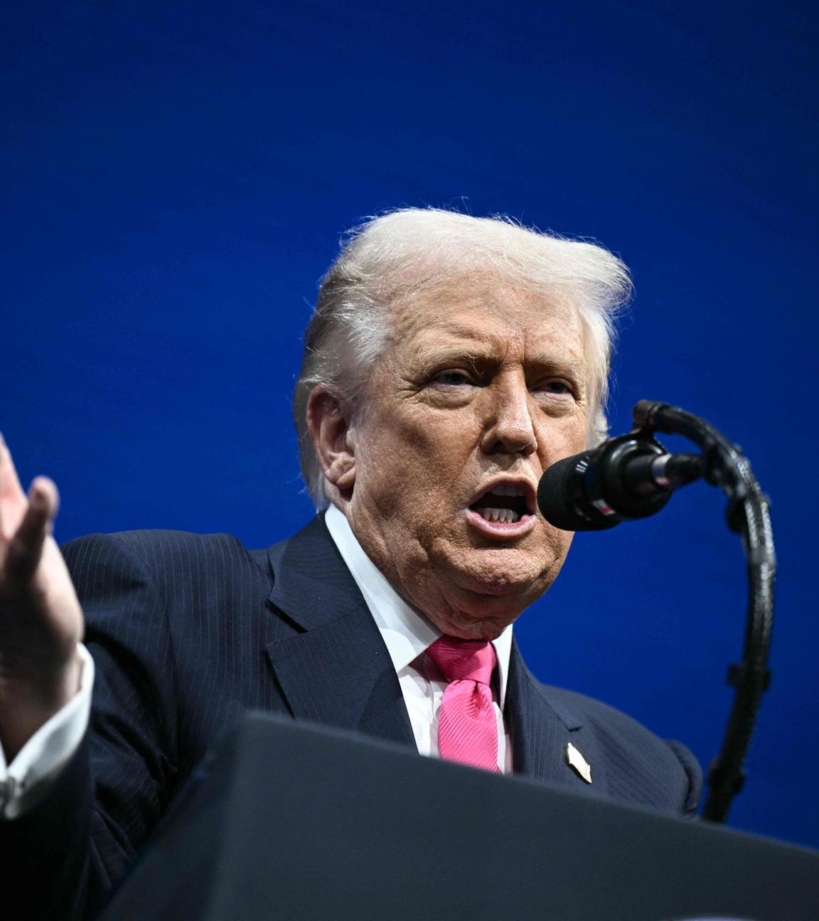Donald Trump spricht am Mikrofon