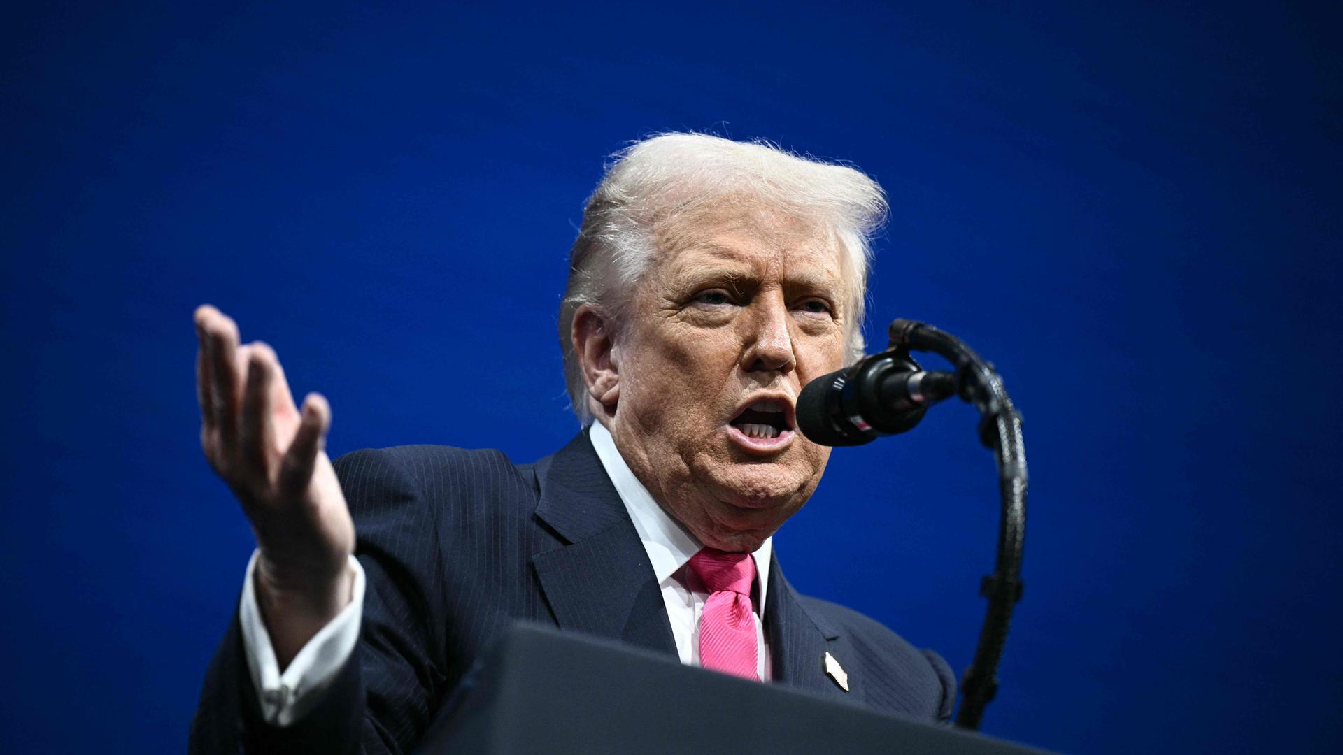Donald Trump spricht am Mikrofon