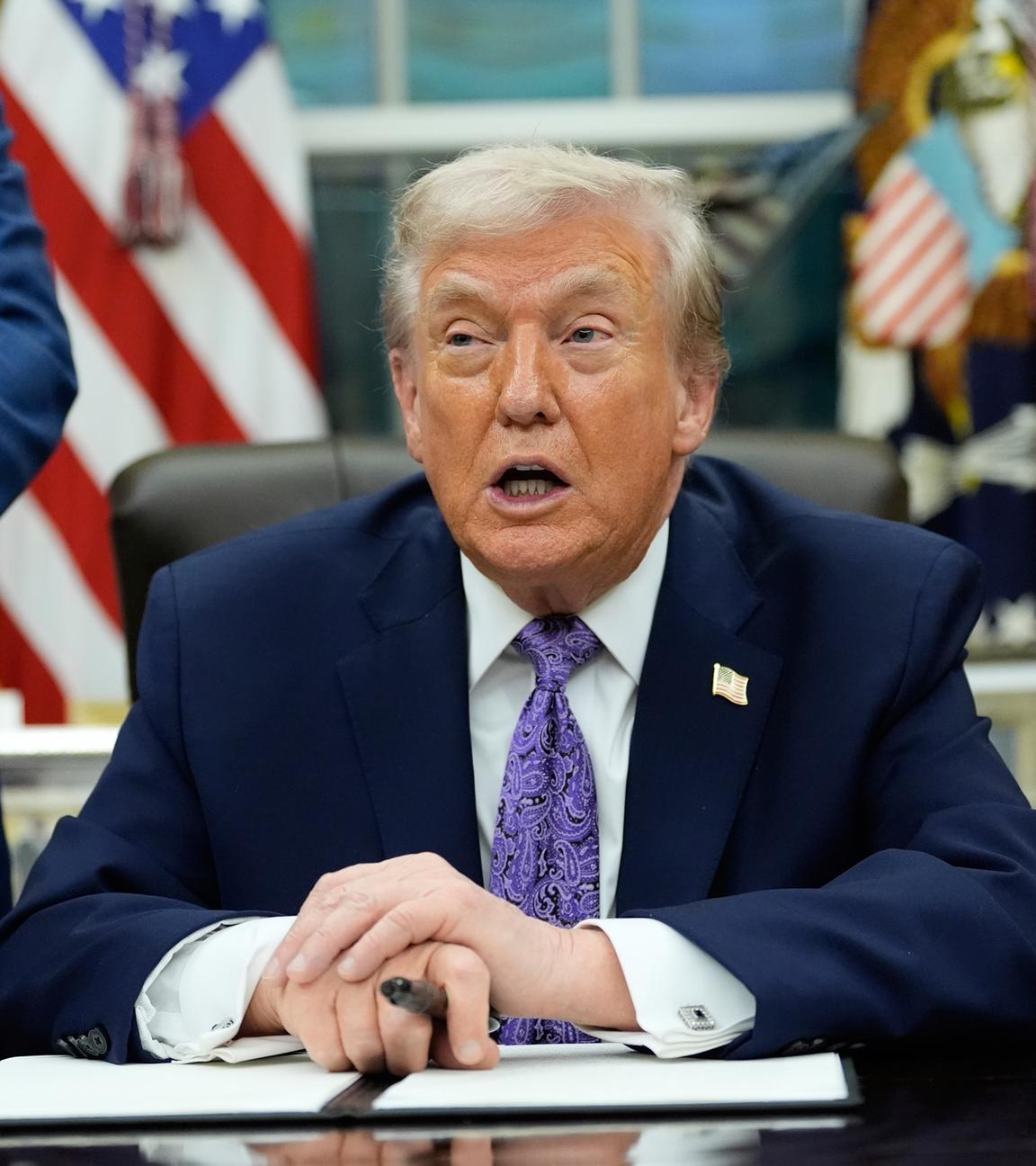 Präsident Donald Trump spricht während einer Unterzeichnungszeremonie im Oval Office des Weißen Hauses am  11. 12. 2025, in Washington.