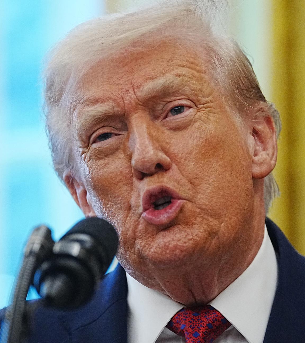 US-Präsident Donald Trump verleiht Soldaten und Marines die Grenzverteidigungsmedaille in Washington.