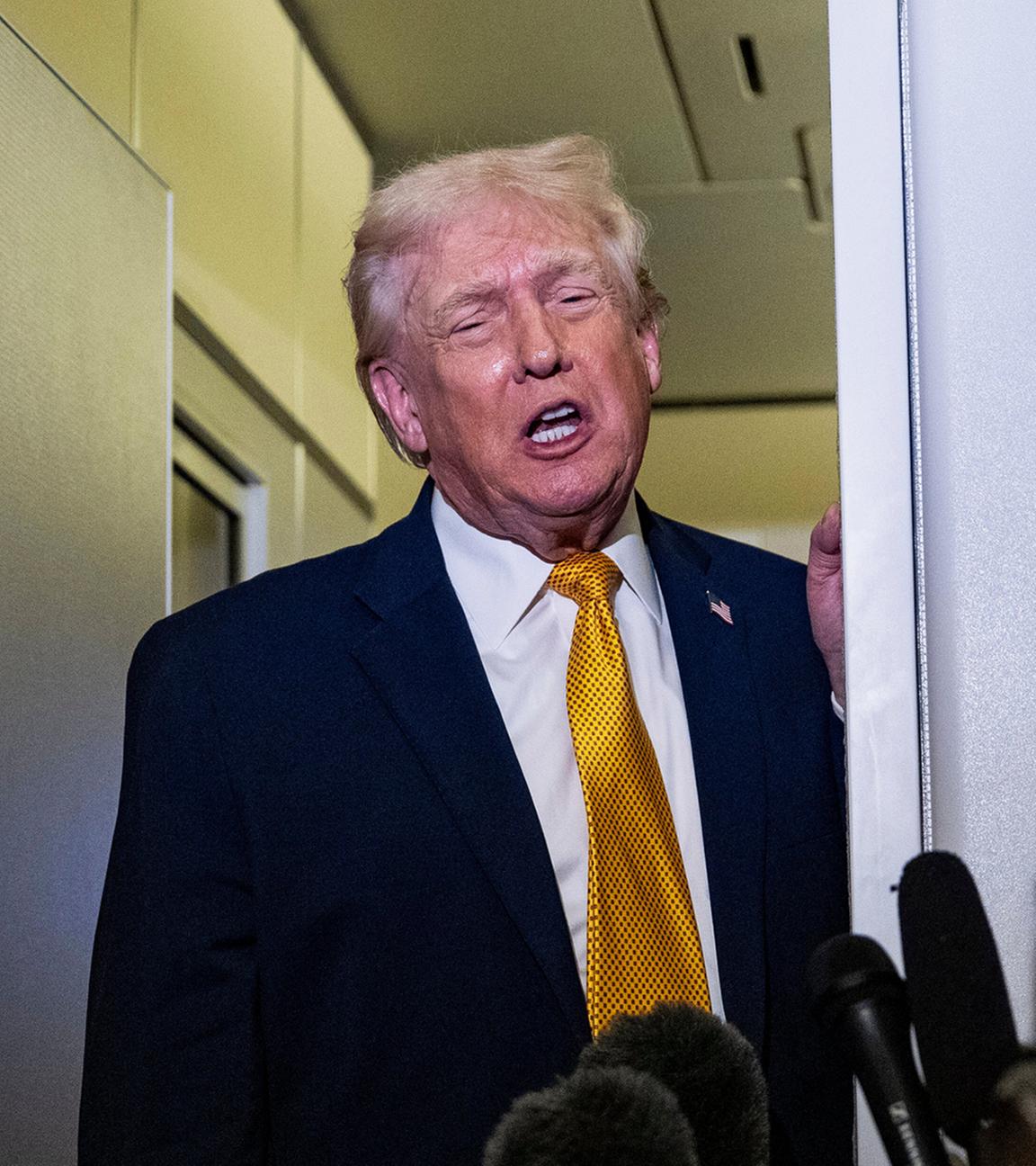 Präsident Donald Trump spricht am 04.01.2026, während des Rückflugs zur Joint Base Andrews in Maryland mit Reportern an Bord der Air Force One.