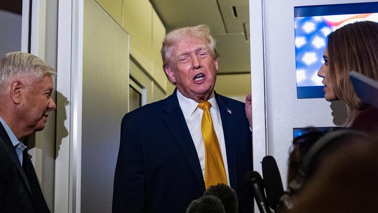 Präsident Donald Trump spricht am 04.01.2026, während des Rückflugs zur Joint Base Andrews in Maryland mit Reportern an Bord der Air Force One.