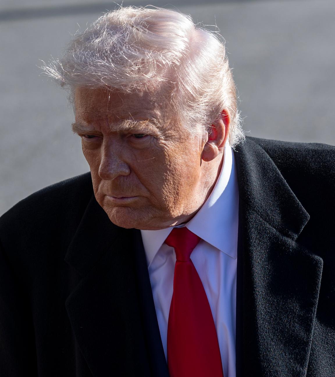 US-Präsident Donald Trump spricht vor dem Weißen Haus mit Journalisten.
