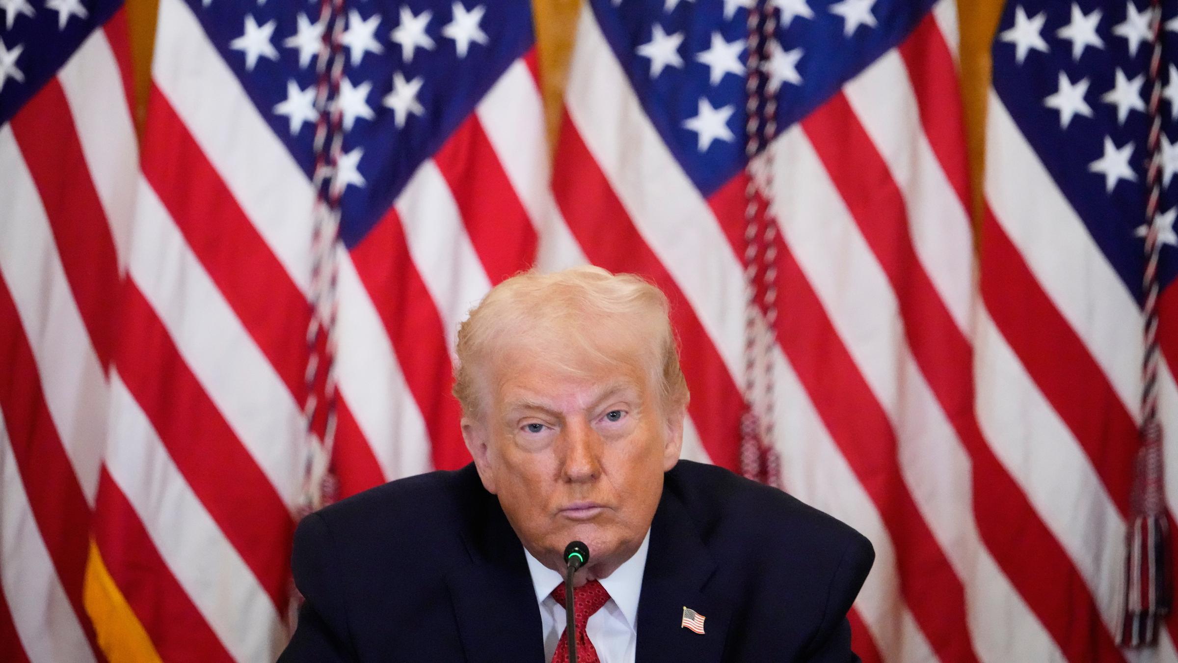 Präsident Donald Trump spricht während einer Veranstaltung zur Förderung von Investitionen in die Gesundheitsversorgung in ländlichen Gebieten im East Room des Weißen Hauses am 16.01.2026, in Washington.