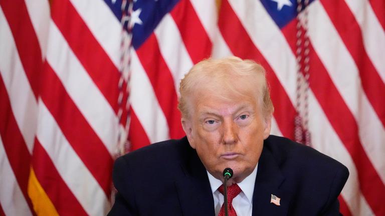 Präsident Donald Trump spricht während einer Veranstaltung zur Förderung von Investitionen in die Gesundheitsversorgung in ländlichen Gebieten im East Room des Weißen Hauses am 16.01.2026, in Washington.