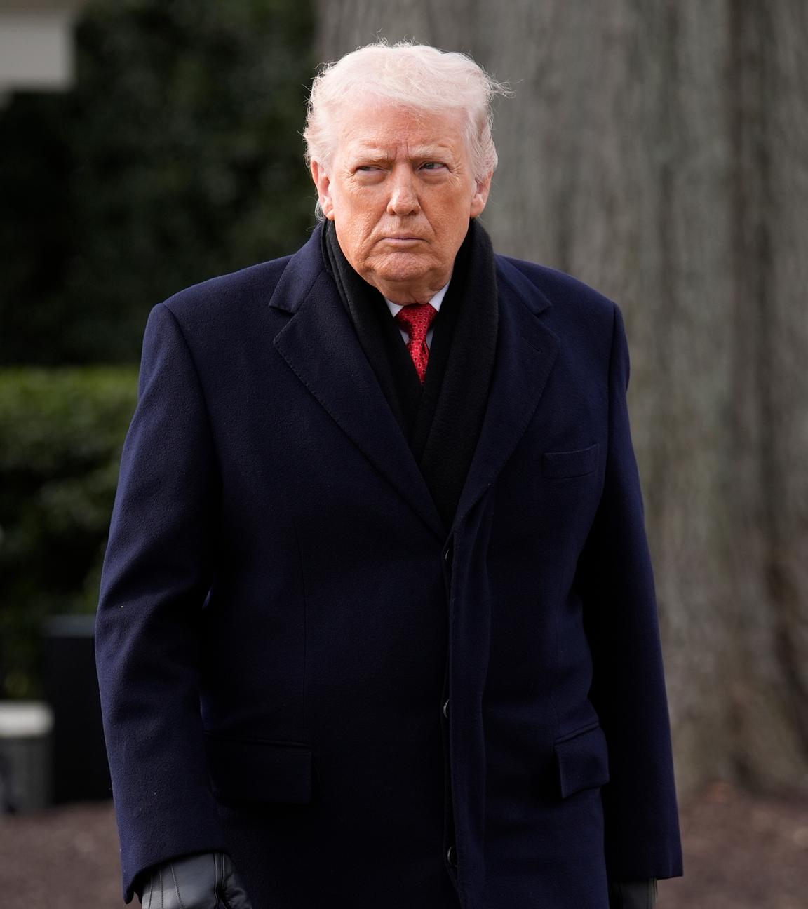 US-Präsident Donald Trump spaziert am 16.01.2026 auf dem South Lawn des Weißen Hauses, bevor er in Washington an Bord von Marine One geht, um nach Palm Beach, Florida, zu fliegen. 