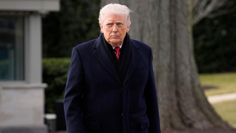 US-Präsident Donald Trump spaziert am 16.01.2026 auf dem South Lawn des Weißen Hauses, bevor er in Washington an Bord von Marine One geht, um nach Palm Beach, Florida, zu fliegen. 