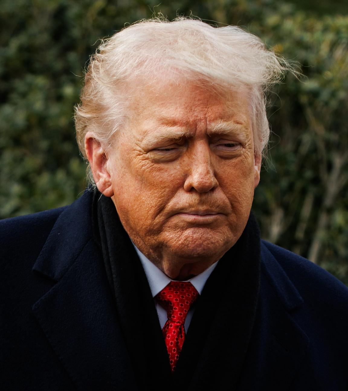 US-Präsident Donald Trump spricht am 16.01.2026 in Washington, D.C., vor Journalisten, bevor er auf dem South Lawn des Weißen Hauses an Bord von Marine One geht. 