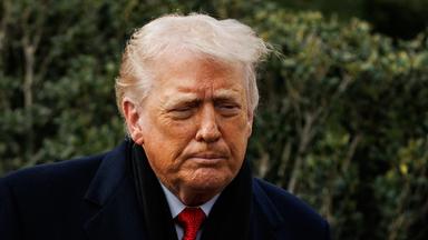 US-Präsident Donald Trump spricht am 16.01.2026 in Washington, D.C., vor Journalisten, bevor er auf dem South Lawn des Weißen Hauses an Bord von Marine One geht. 