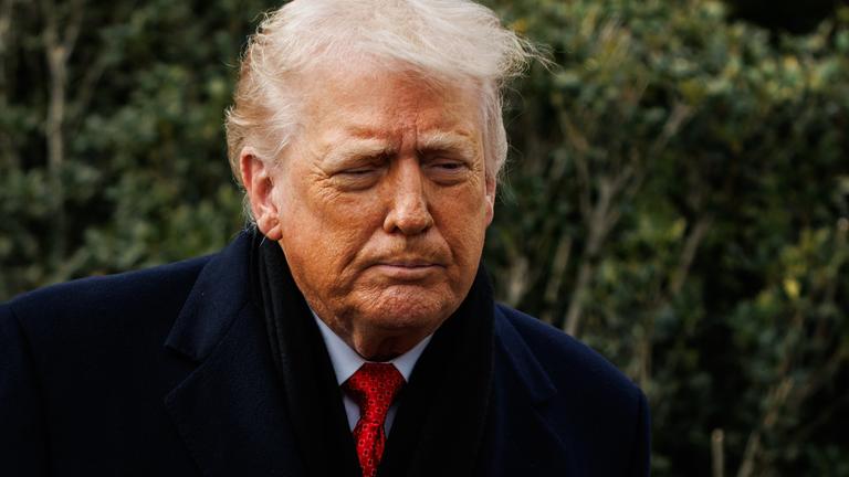 US-Präsident Donald Trump spricht am 16.01.2026 in Washington, D.C., vor Journalisten, bevor er auf dem South Lawn des Weißen Hauses an Bord von Marine One geht. 