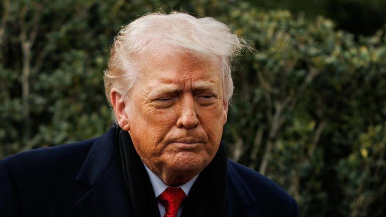 US-Präsident Donald Trump spricht am 16.01.2026 in Washington, D.C., vor Journalisten, bevor er auf dem South Lawn des Weißen Hauses an Bord von Marine One geht. 