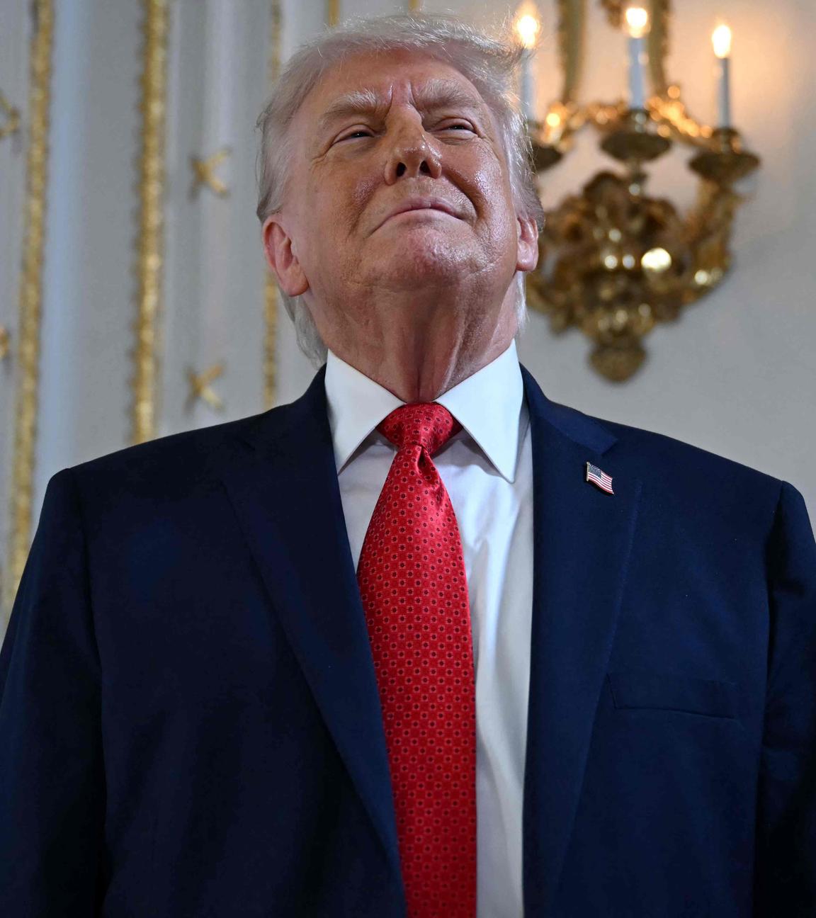 US-Präsident Donald Trump trifft am 16.01.2026 in Palm Beach, Florida, ein, um an einer Einweihungsfeier für den Southern Boulevard im Ballsaal von Mar-a-Lago teilzunehmen.  