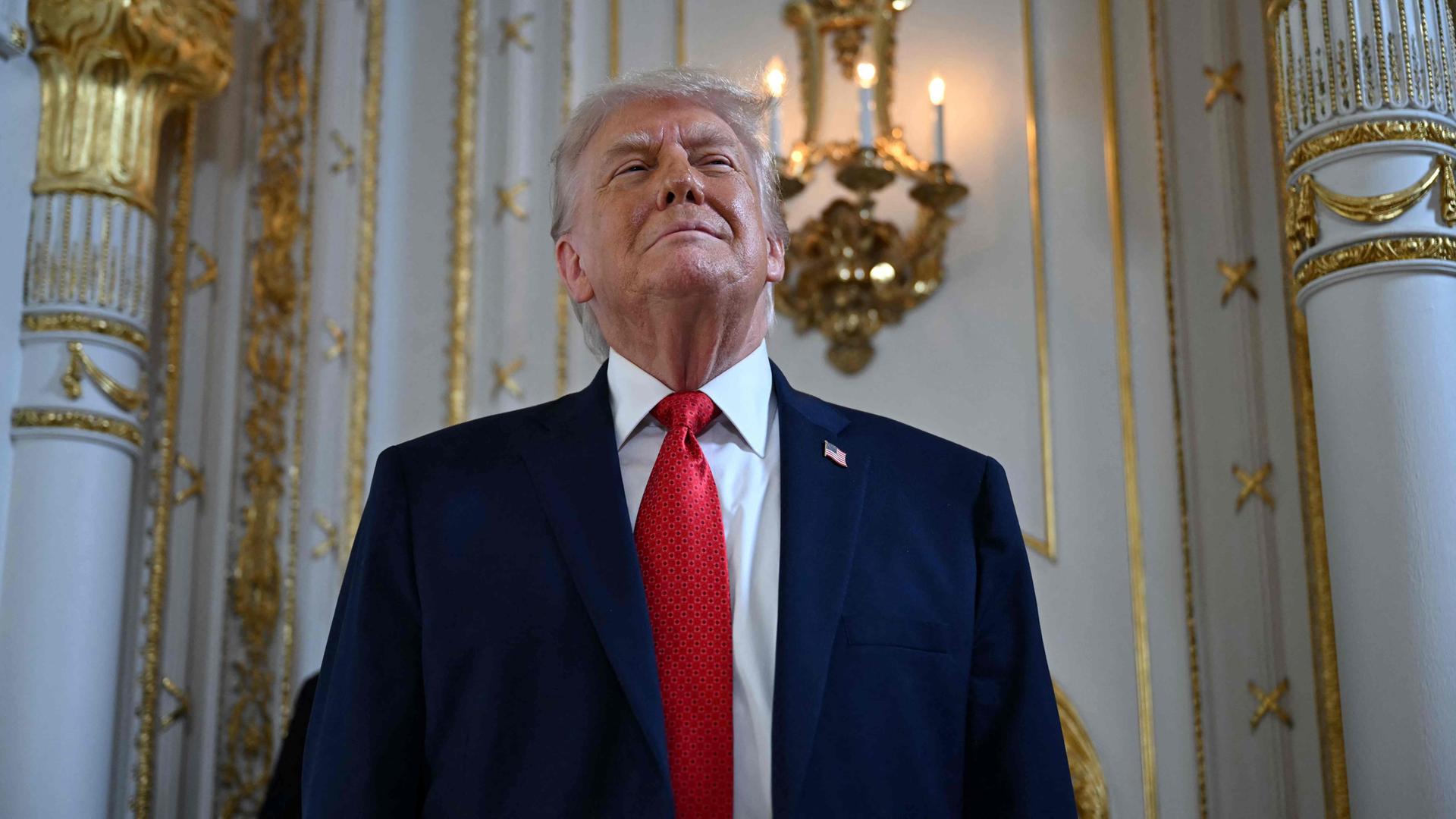 US-Präsident Donald Trump trifft am 16.01.2026 in Palm Beach, Florida, ein, um an einer Einweihungsfeier für den Southern Boulevard im Ballsaal von Mar-a-Lago teilzunehmen.  