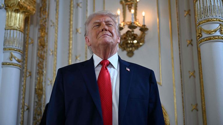 US-Präsident Donald Trump trifft am 16.01.2026 in Palm Beach, Florida, ein, um an einer Einweihungsfeier für den Southern Boulevard im Ballsaal von Mar-a-Lago teilzunehmen.  