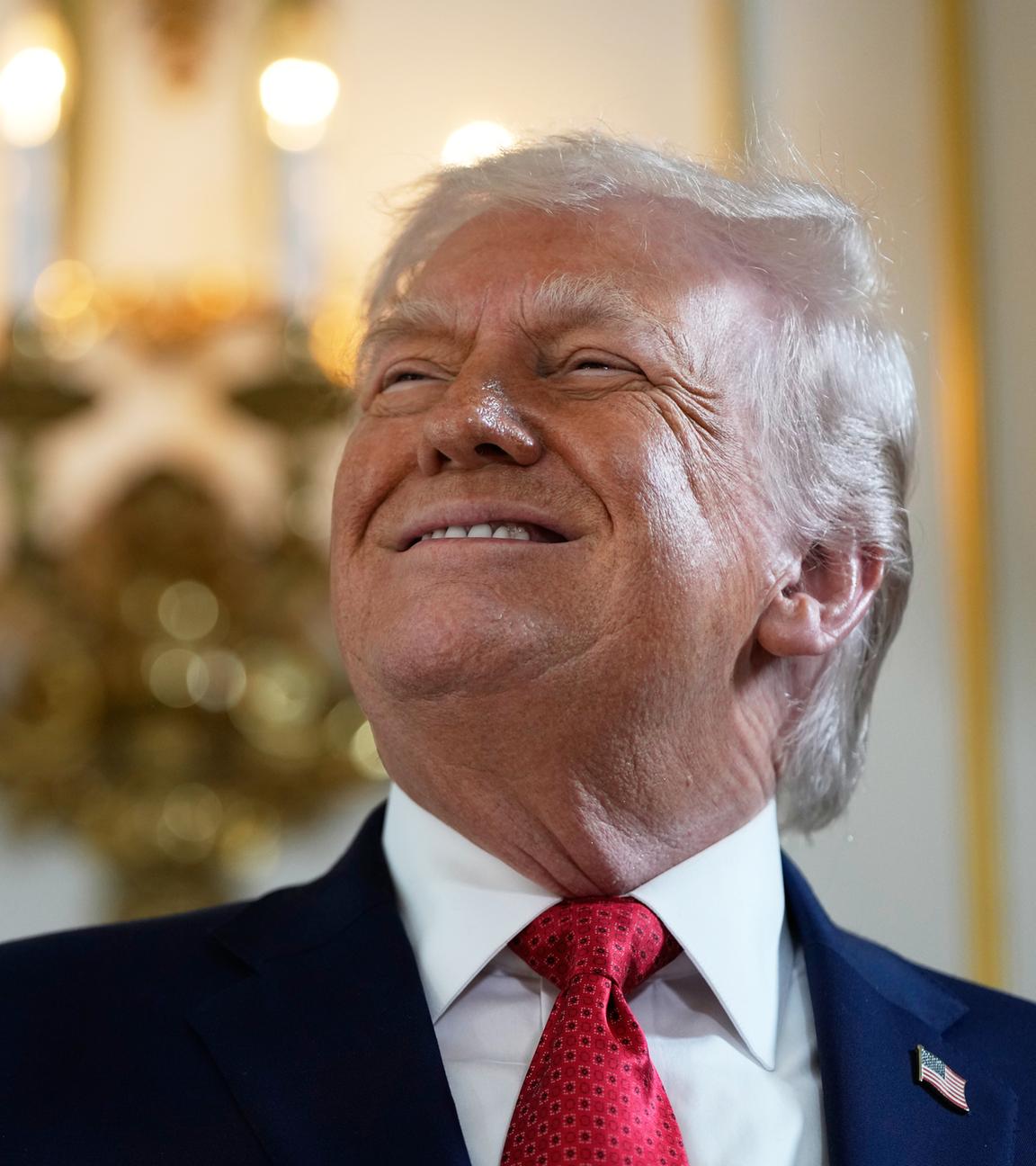 US-Präsident Donald Trump kommt am 16.01.2026 zu einer Einweihungsfeier für einen Teil des Southern Boulevard, den der Stadtrat von Palm Beach kürzlich in "President Donald J. Trump Boulevard" umbenannt hat, in seinem Mar-a-Lago Club. 