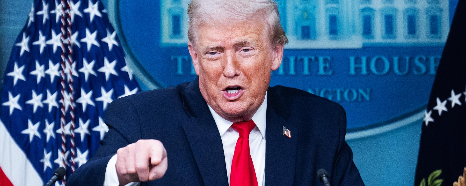 US-Präsident Donald Trump blättert in einem Buch über die Erfolge seiner Regierung, aufgenommen am 20.01.2026 in Washington (USA)