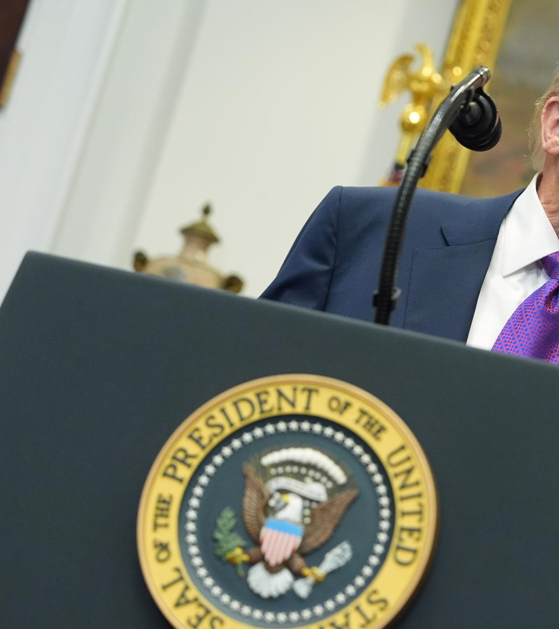 Archiv: US-Präsident Donald Trump hört die Frage eines Reporters während einer Veranstaltung im Roosevelt Room des Weißen Hauses mit dem Direktor der Umweltschutzbehörde (EPA), Zeldin, zur Ankündigung, dass die EPA keine Treibhausgase mehr regulieren wird.