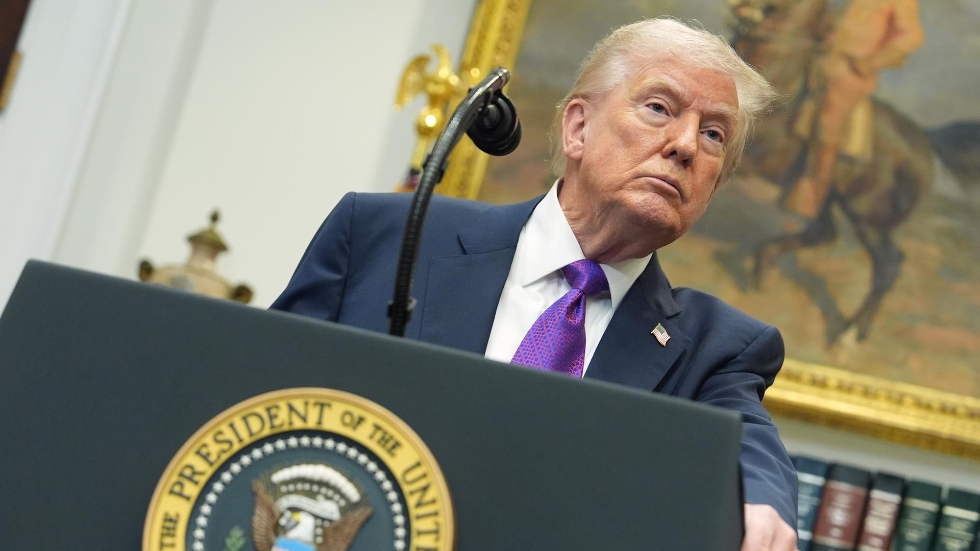 Archiv: US-Präsident Donald Trump hört die Frage eines Reporters während einer Veranstaltung im Roosevelt Room des Weißen Hauses mit dem Direktor der Umweltschutzbehörde (EPA), Zeldin, zur Ankündigung, dass die EPA keine Treibhausgase mehr regulieren wird.