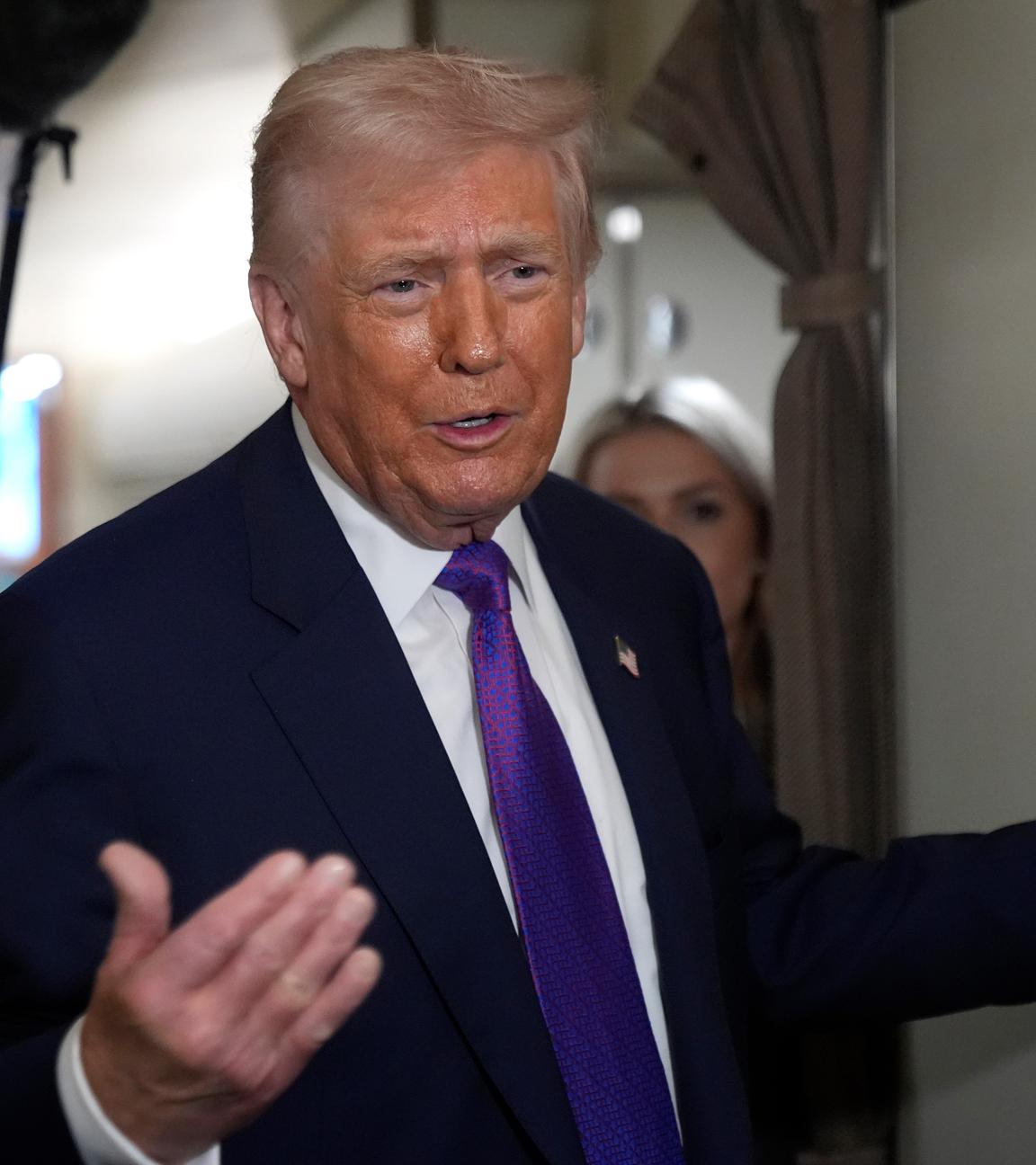 Präsident Donald Trump spricht an Bord der Air Force One kurz vor dem Start am Donnerstag, dem 19. Februar 2026, auf der Joint Base Andrews in Maryland mit Reportern.