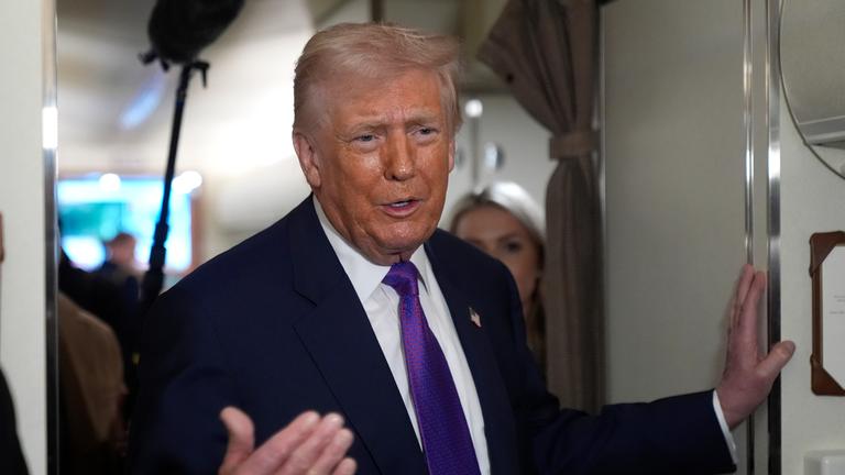 Präsident Donald Trump spricht an Bord der Air Force One kurz vor dem Start am Donnerstag, dem 19. Februar 2026, auf der Joint Base Andrews in Maryland mit Reportern.