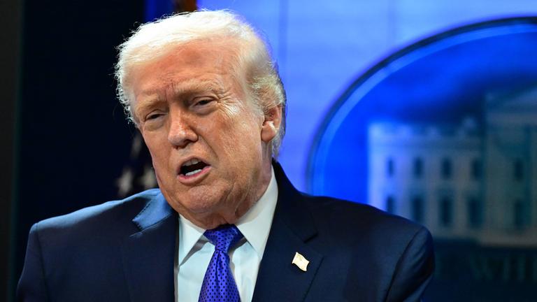 Donald Trump spricht über die Entscheidung des Obersten Gerichtshofs, mit der seine Zölle aufgehoben wurden, während einer Pressekonferenz im Weißen Haus am 20. Februar 2026.