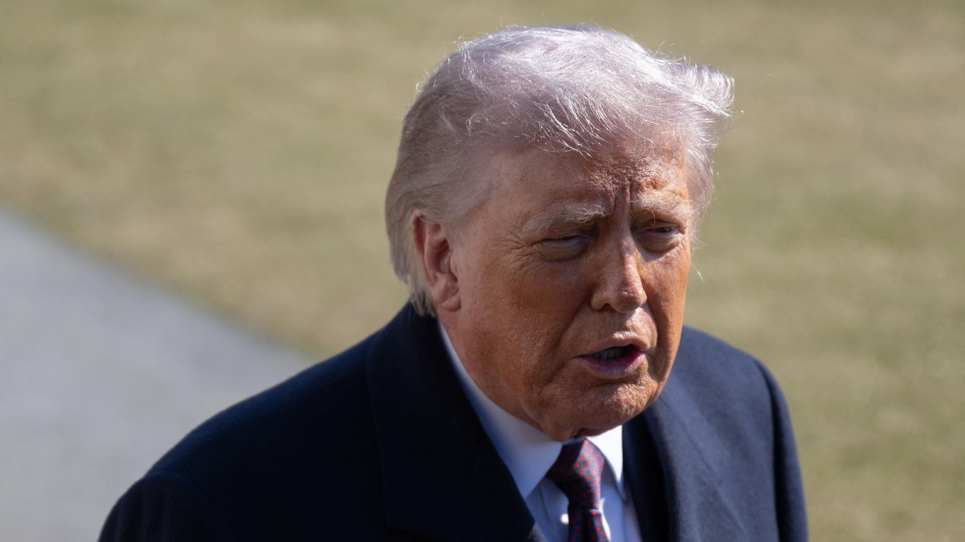 US-Präsident Donald Trump spricht am 27.02.2026 mit Journalisten bevor er mit Marine One vom South Lawn des Weißen Hauses abfliegt.