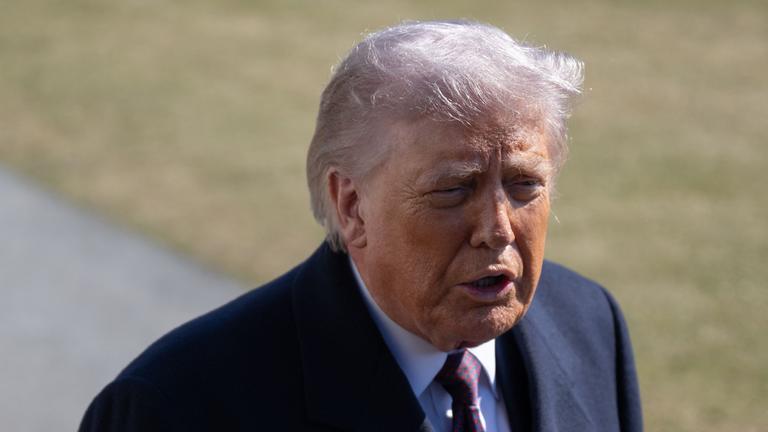 US-Präsident Donald Trump spricht am 27.02.2026 mit Journalisten bevor er mit Marine One vom South Lawn des Weißen Hauses abfliegt.