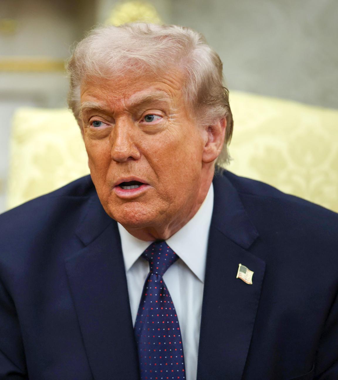 Donald Trump spricht im Oval Office.