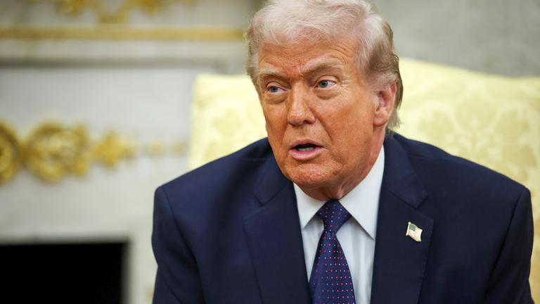 Donald Trump spricht im Oval Office.