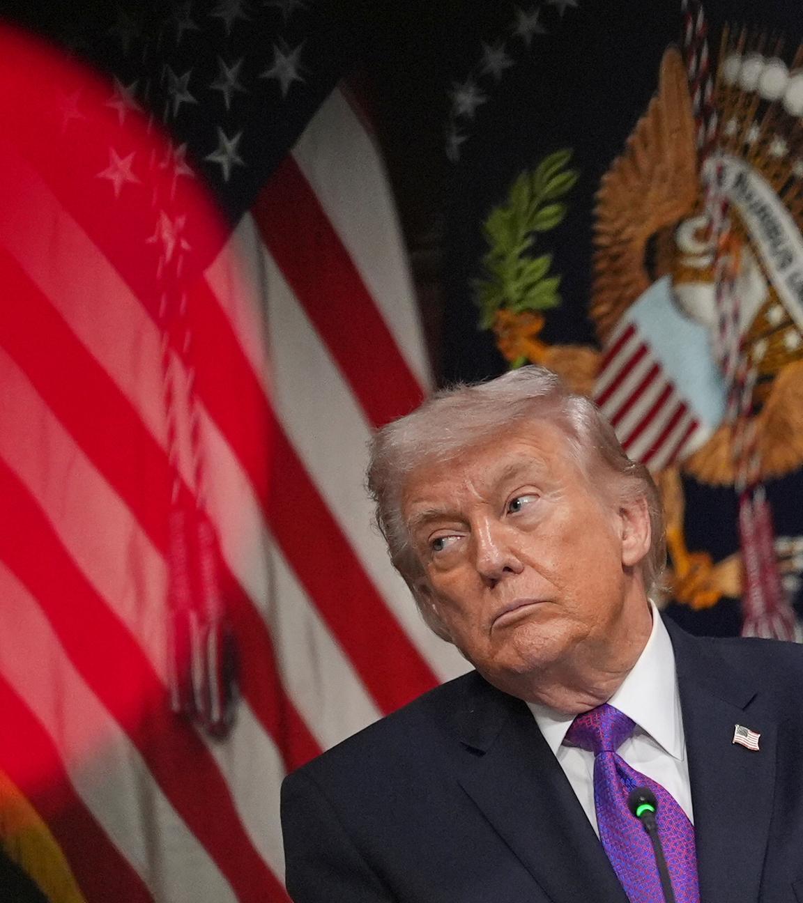 Präsident Donald Trump nimmt am 04.03.2026, an einer Veranstaltung zum Thema „Ratepayer Protection Pledge” (Versprechen zum Schutz der Gebührenzahler) im Indian Treaty Room des Eisenhower Executive Office Building im Komplex des Weißen Hauses in Washington teil.