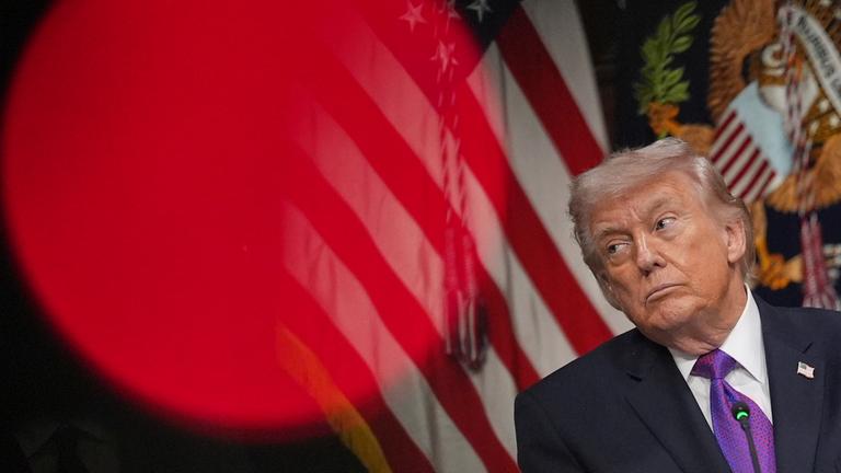 Präsident Donald Trump nimmt am 04.03.2026, an einer Veranstaltung zum Thema „Ratepayer Protection Pledge” (Versprechen zum Schutz der Gebührenzahler) im Indian Treaty Room des Eisenhower Executive Office Building im Komplex des Weißen Hauses in Washington teil.