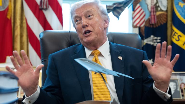 US-Präsident Donald Trump unterzeichnet präsidiale Anordnung