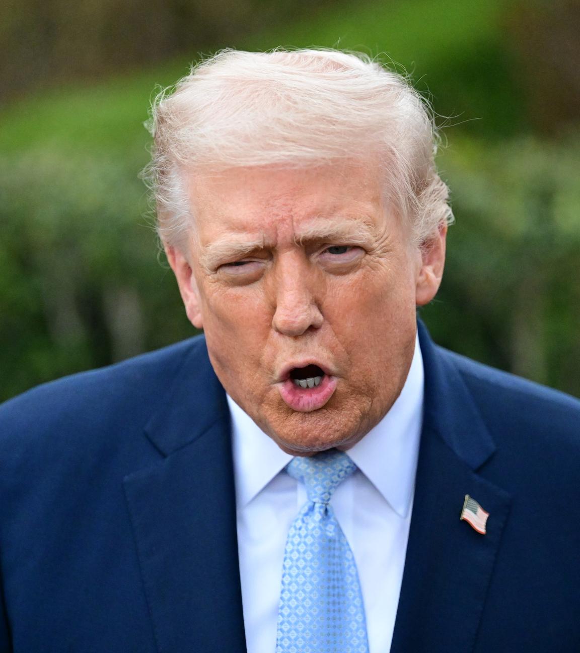 US-Präsident Donald Trump spricht mit Reportern, bevor er mit der Marine One vom South Lawn des Weißen Hauses abfliegt.