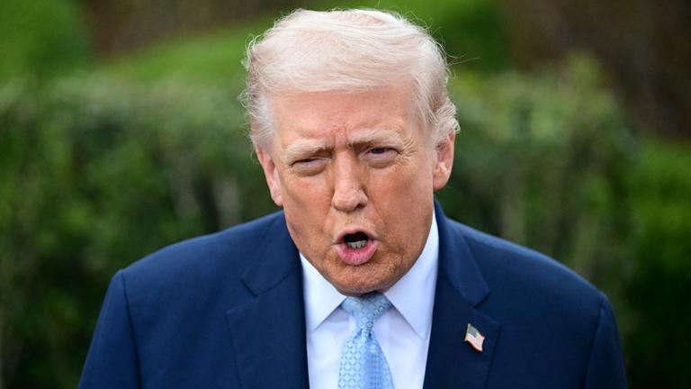 US-Präsident Donald Trump spricht mit Reportern, bevor er mit der Marine One vom South Lawn des Weißen Hauses abfliegt.