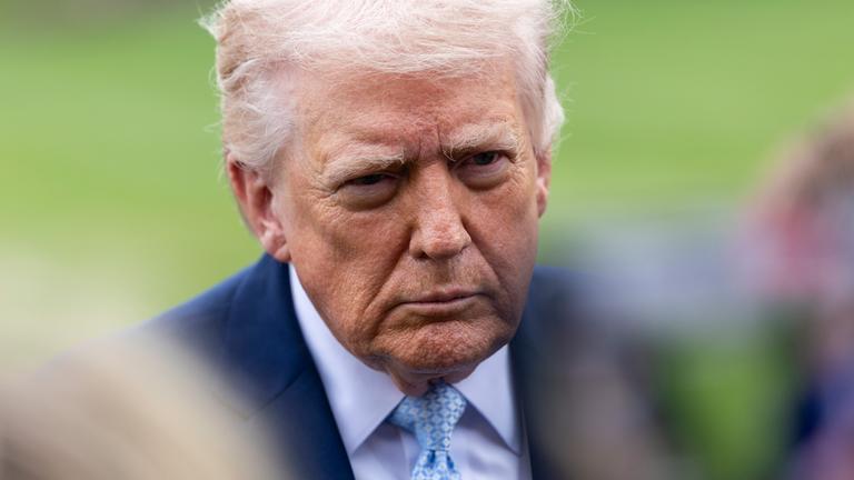 Donald Trump gibt ein Pressestatement vor dem Weißen Haus. (Archiv)