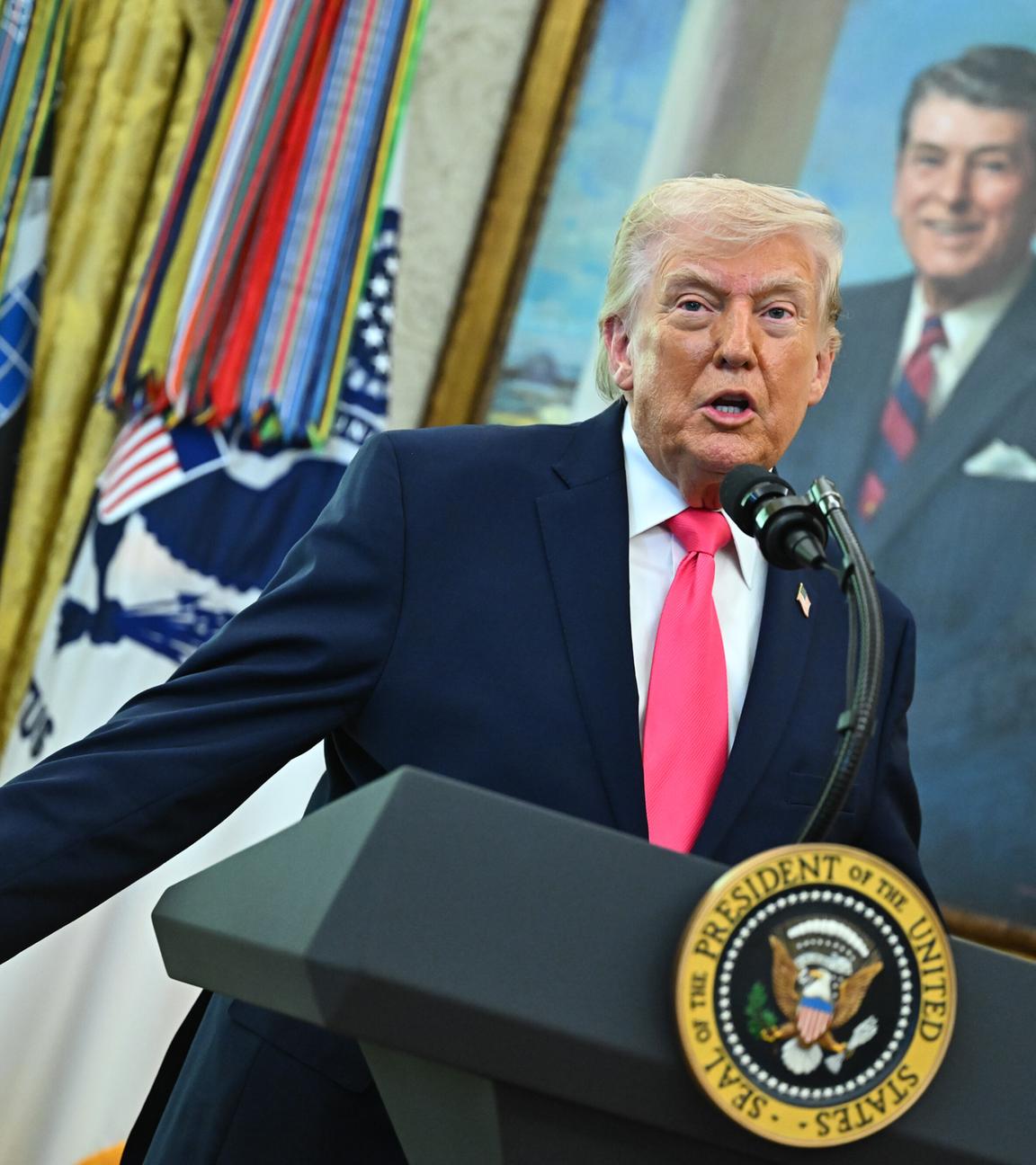 US-Präsident Donald Trump spricht während einer Vereidigungszeremonie im Oval Office des Weißen Hauses in Washington, D.C., am Dienstag, dem 24. März 2026. 