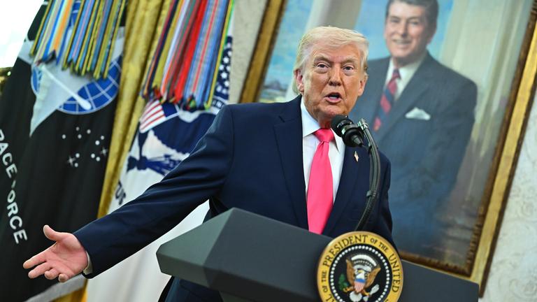 US-Präsident Donald Trump spricht während einer Vereidigungszeremonie im Oval Office des Weißen Hauses in Washington, D.C., am Dienstag, dem 24. März 2026. 